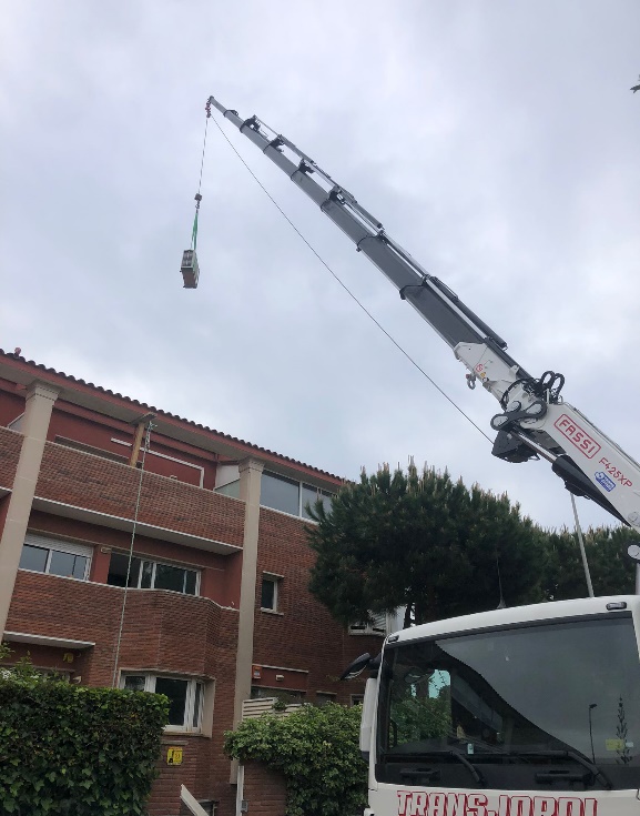 Trabajo técnico con grúa en edificio residencial