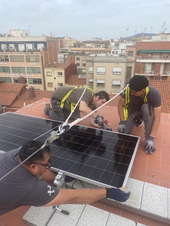 Equipo técnico trabajando en una instalación en cubierta